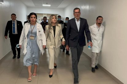 El presidente del Consejo Directivo del IESS, Eduardo Peña (centro), preguntará a los ciudadanos, a través de mesas técnicas, sobre el futuro de la institución.