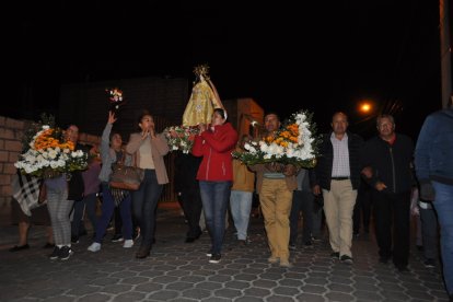 Previo al viaje a Loja los devotos de la Virgen realizan una novena.