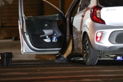 El hombre quedó inerte en el vehículo.