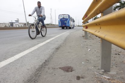 Varias manchas de sangre quedaron en el sitio donde se produjo el atentado.