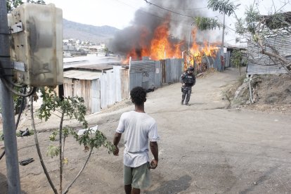 La guarida donde se hallaron a las víctimas fue quemada.