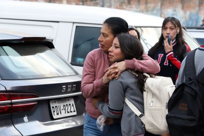 Los padres de familia se despedían de sus hijos antes de que ingresen a los planteles educativos.