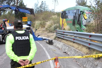 El bus se volcó luego de que habría perdido pista.
