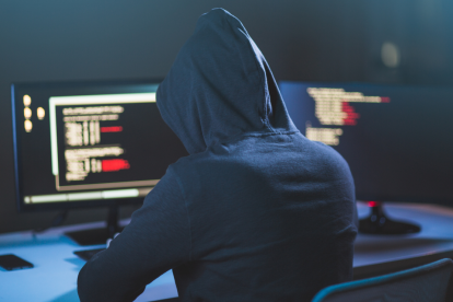 Entre las tácticas más preocupantes que los ciberdelincuentes emplean para cometer delitos informáticos se encuentra el malvertising.