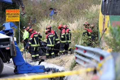 Seis cadáveres quedaron atrapados debajo del bus. Uno de esos era el del conductor.