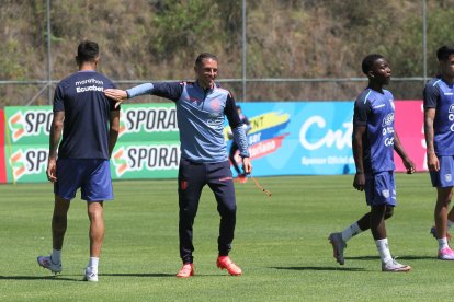 El DT Sebastián Beccacece se muestra cercano a los jugadores que trabajaron en un ambiente de alegría de cara al duelo ante Brasil.