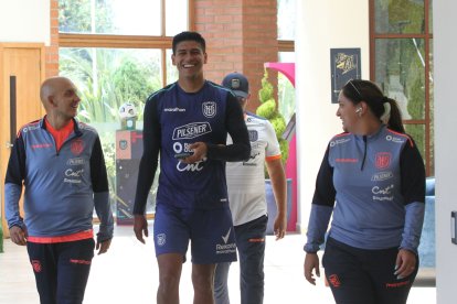 Xavier Arreaga (c) destacó el aporte del nuevo cuerpo técnico.