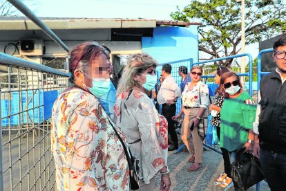 Los allegados de los presos se cuidan utilizando mascarillas durante las visitas.