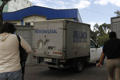 El cadáver del joven fue llevado a la morgue.