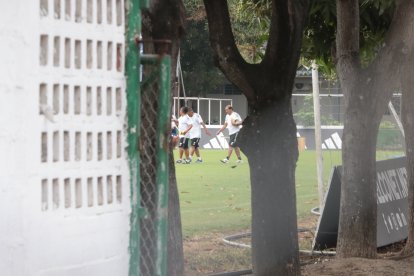 A pesar de la situación, los utileros acoplaron el campo de juego para entrenar.