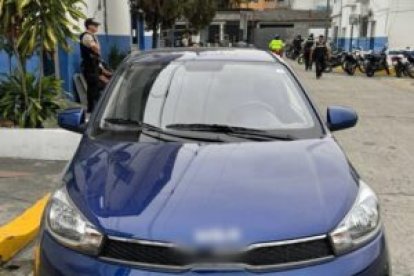 Entre las evidencias consta un vehículo.