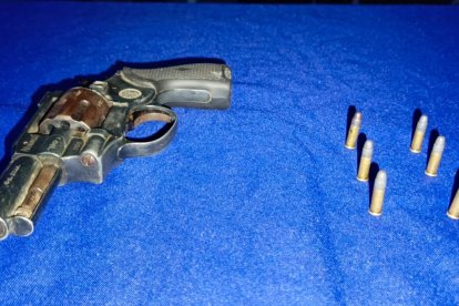 A los implicados se les encontró un revólver.
