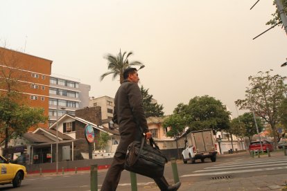 El Cuerpo de Bomberos de Quito informó que sus socorristas se desplegaron en dos puntos de labores de control 