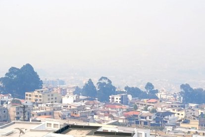 La entidad explicó que ambos incendios generaron una gran nube de humo que es visible en distintos sectores de Quito.
