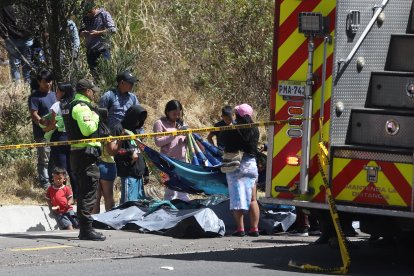 Algunos cuerpos de las víctimas quedaron atrapados debajo del bus.