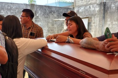 Familiares de las víctimas lloraban su partida durante el funeral.