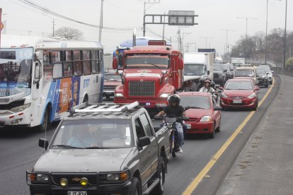 El accidente de tránsito provocó tráfico vehícular en la transitada vía.