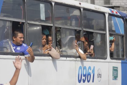 Curiosos filmaban con sus celulares el macabro hallazgo.