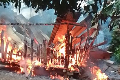 La casa de la afectada quedó en llamas.