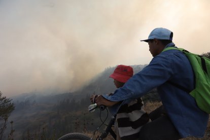 Existen tres incendios forestales activos en Quito.