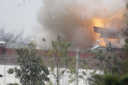 Momento de la detonación de la carga explosiva en el tejado de la cárcel La Roca
