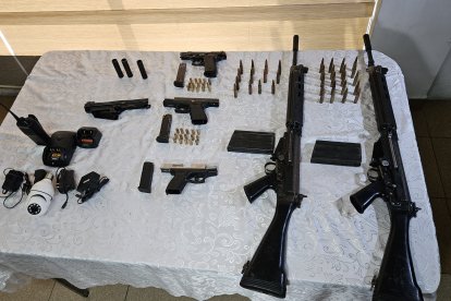 Como evidencias se incautó armas, municiones y sistemas de vigilancia.