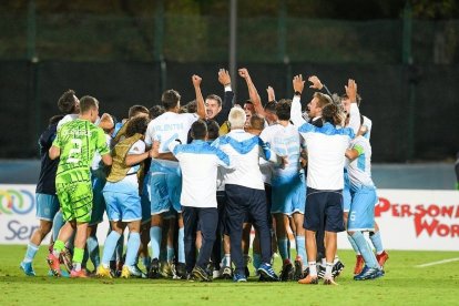 Festejo del equipo de San Marino tras su primera victoria en 20 años.