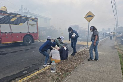 María y Hortensia son consoladas por socorristas. Fueron evacuadas de sus domicilios.