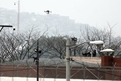 Un dron de las FF.AA. sobrevolaba el techo de La Roca durante las operaciones policiales.
