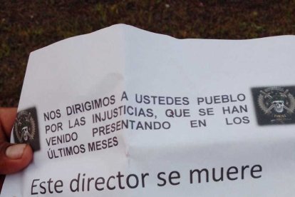 Esta hoja fue lanzada en la escena del crimen. Los asesinos aseguraban que el director de la cárcel supuestamente les rendía cuentas a Los Choneros.