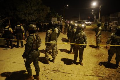 Militares que realizaban operativos en otro sector de Durán llegaron al lugar del crimen, que fue acordonado con una cinta amarilla.






Militares que realizaban operativos en otro sector de Durán llegaron al lugar del crimen, que fue acordonado con una cinta amarilla.






Militares que realizaban operativos en otro sector de Durán llegaron al lugar del crimen, que fue acordonado con una cinta amarilla.






Militares que realizaban operativos en otro sector de Durán llegaron al lugar del crimen, que fue acordonado con una cinta amarilla.