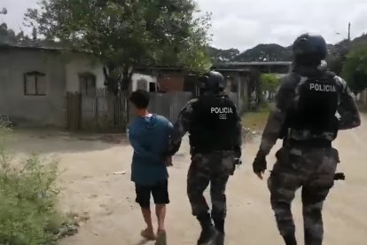 Momento cuando es detenido por la Policía Nacional.