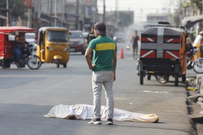 El cadáver quedó en la calzada luego de que le robaran la moto.