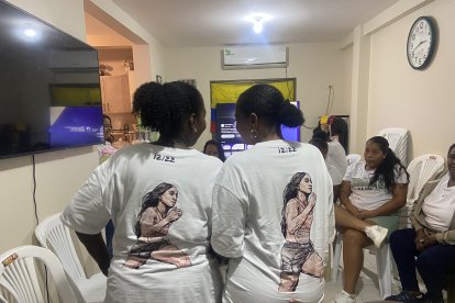 La camiseta blanca de Kiara que vestía la familia.