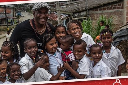 Willy García es siempre recibido con alegría por los niños de su fundación 'Yo tengo fe'.