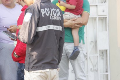 El hijo de la víctima observaba el cadáver de su padre mientras era cargado por un familiar.