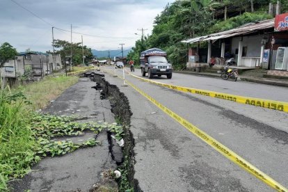 Los vehículos deben hacer malabares para poder pasar sin algún accidente.