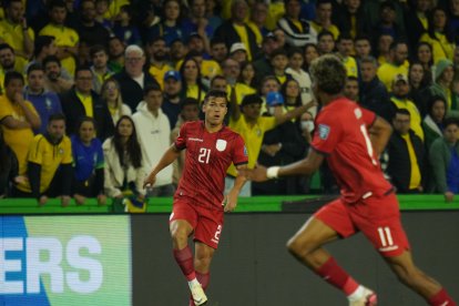 Los jugadores de la tri ante los brasileños.