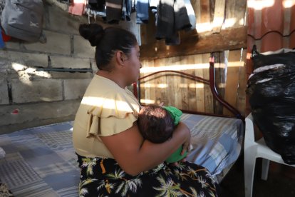 La abuelita, Mónica, carga al bebé cuando su madre ya está cansada.