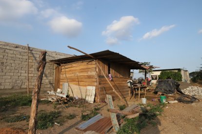 Las vecinas le han ayudado a acomodar un espacio sobre la tierra como su hogar.