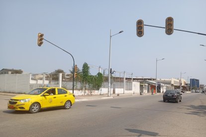 En las avenidas, los semáforos están inhabilitados.