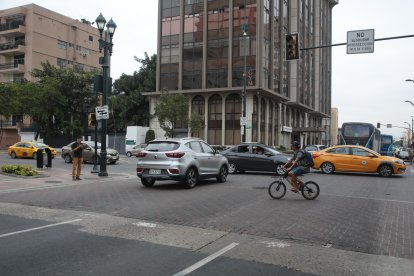 Semáforos sin luz, en Guayaquil, durante un apagón en el 2025..