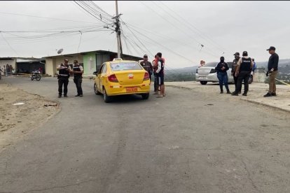 Algunas personas socorrieron al taxista, pero él estaba muerto.