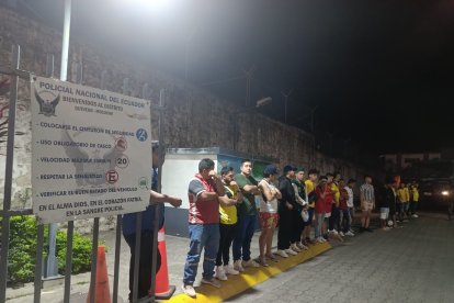 Los ciudadanos que fueron detenidos por irrespetar el toque de queda.