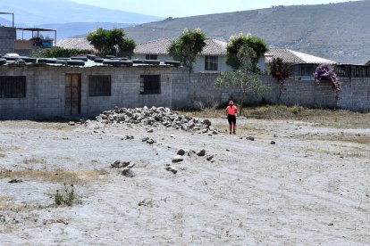 Las piedras fueron removidas con una retroexcavadora y fueron tiradas en otra parte del terreno.