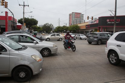 El caos vehícular en Guayaquil por el apagón.