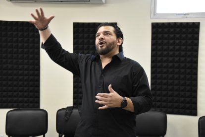 Ian Moncayo, director del coro, aplica una técnica para que las personas con discapacidad visual, puedan coordinar sus voces.