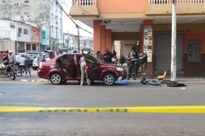 En este carro llegó la víctima. Lo estaban reparando cuando le dispararon.