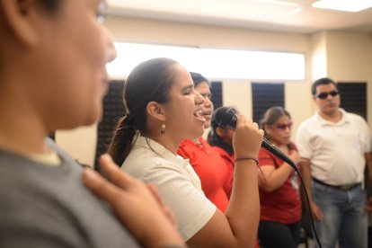Juliss Chipe, interpretando la canción 'Con el alma en los labios'.