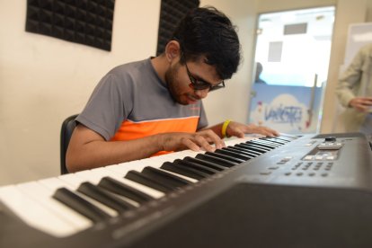 Josué Mieles no solo toca el piano, también posee una mente prodigiosa: recuerda con precisión los detalles de los partidos de fútbol que ha escuchado.